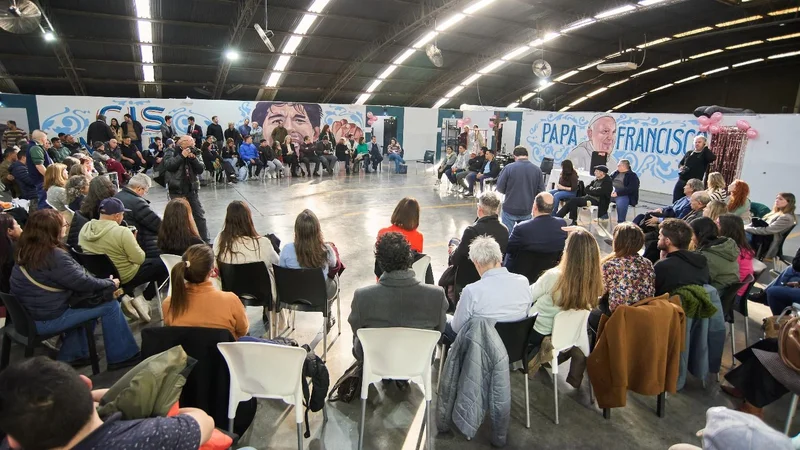 Curas, jueces y referentes sociales hicieron una charla abierta contra el consumo de drogas en un comedor de Once