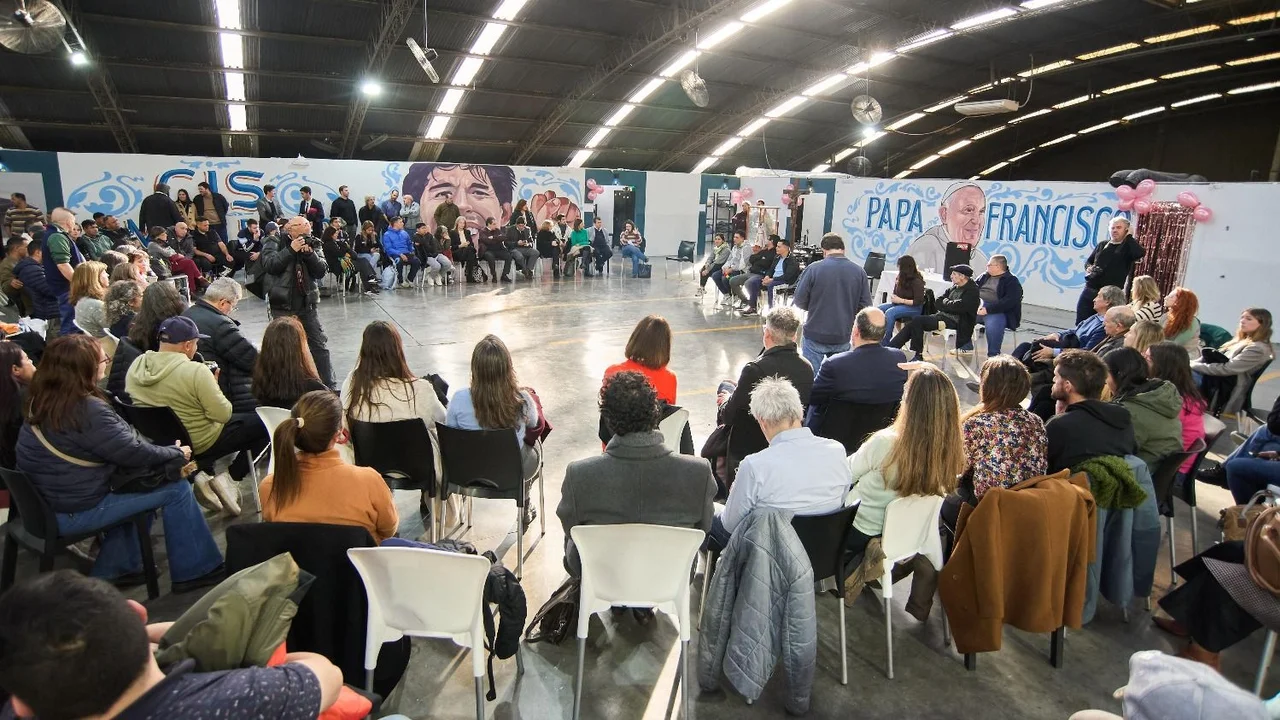 Curas, jueces y referentes sociales hicieron una charla abierta contra el consumo de drogas en un comedor de Once
