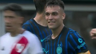 La irónica reacción de Lautaro Martínez tras una patada de Martínez Quarta