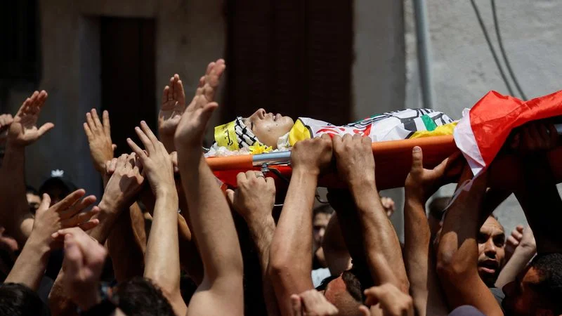 Colonos israelíes asaltan una población cisjordana y los soldados matan a 3 palestinos