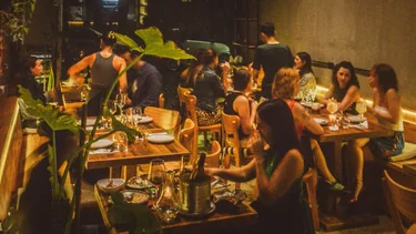 El restaurante de Buenos Aires que combina arte y rebeldía con platos deliciosos, vinos atípicos y música de vinilo