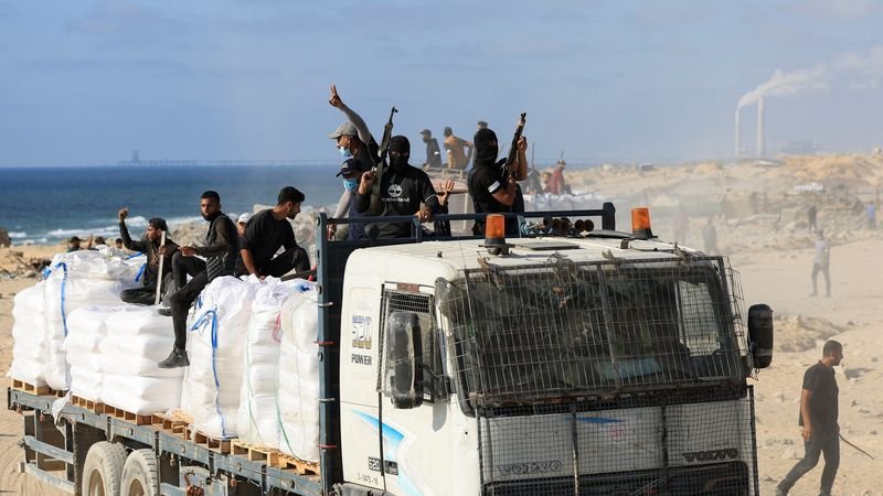 Israel interrumpe ayuda, según funcionario, mientras clanes de Gaza niegan que Hamás la esté robando