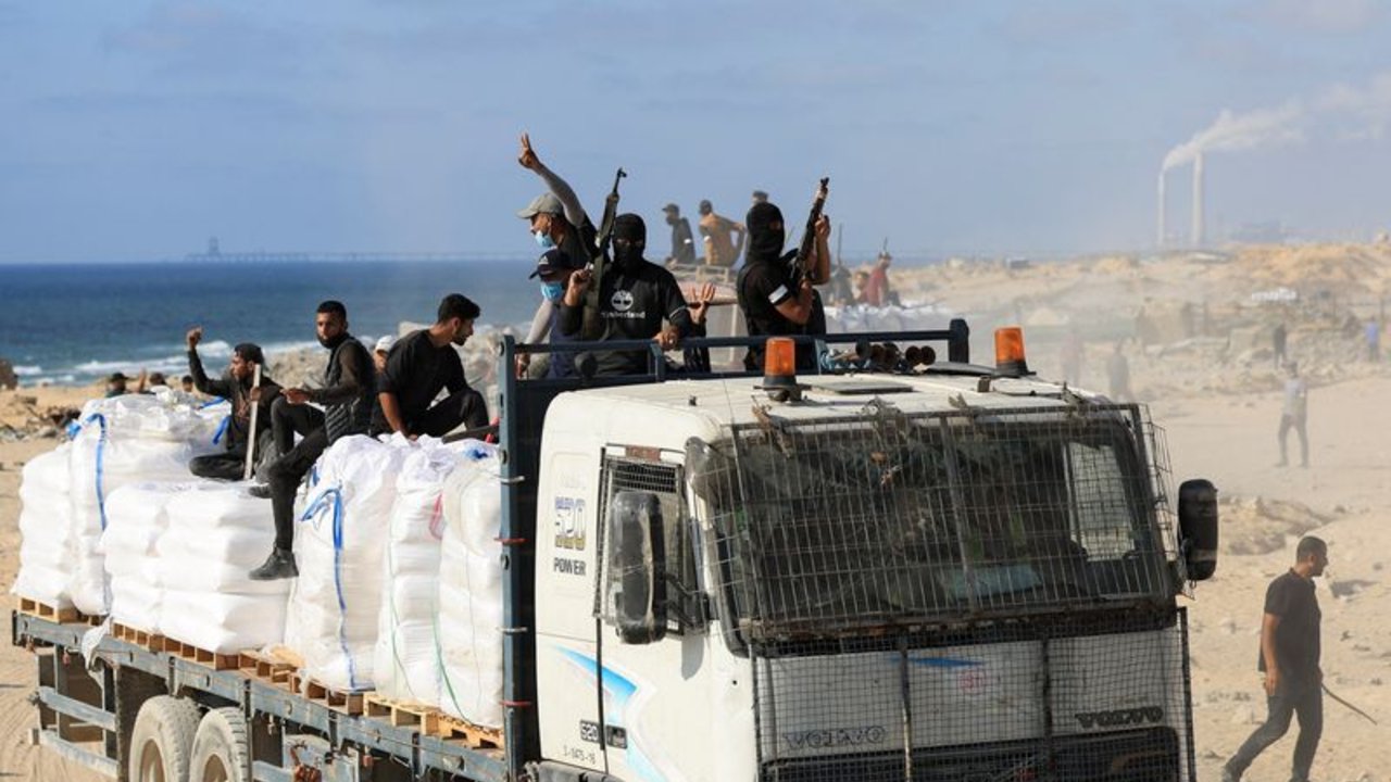 Israel interrumpe ayuda, según funcionario, mientras clanes de Gaza niegan que Hamás la esté robando