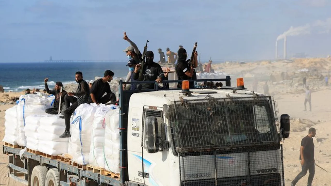Israel interrumpe ayuda, según funcionario, mientras clanes de Gaza niegan que Hamás la esté robando