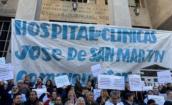 Ataque a la Salud: abrazan al Clínicas frente a una actualización presupuestaria del 0% | Salud pública