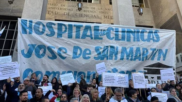 Ataque de Milei a la Salud: abrazan al Clínicas frente a una actualización presupuestaria del 0%