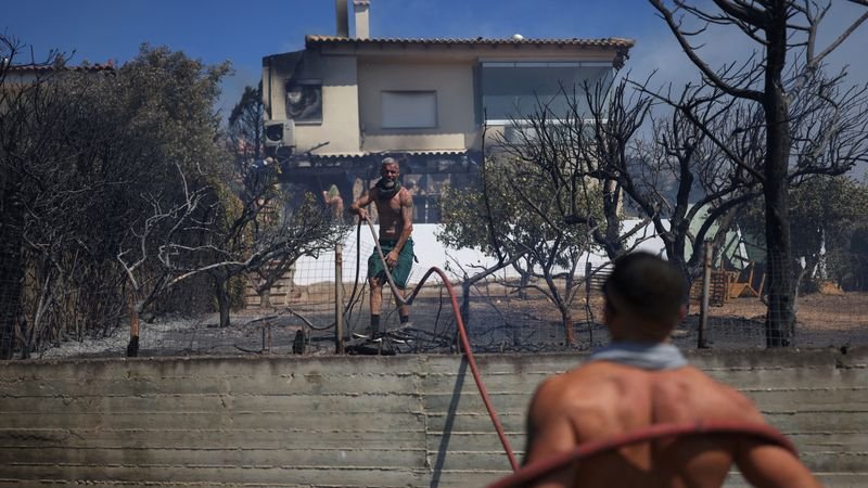 Grecia lucha contra un incendio forestal en una localidad costera cercana a la capital
