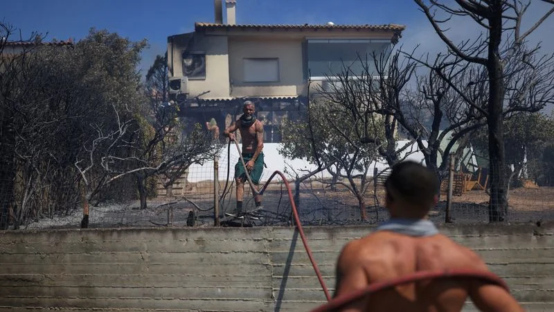 Grecia lucha contra un incendio forestal en una localidad costera cercana a la capital