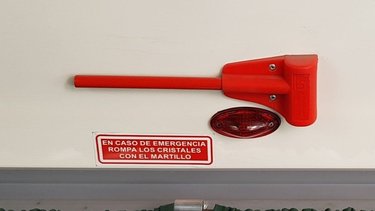 ¿Cuándo se debe usar el martillo rojo que está en los colectivos?