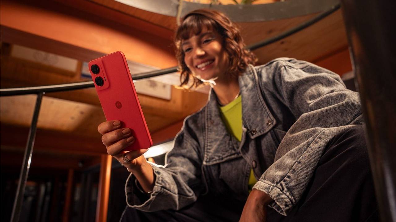 Una chica con un celular Motorola en la mano
