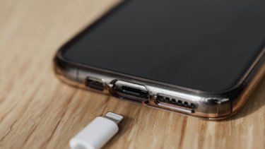 Para qué sirve el "agujerito" al lado del orificio para cargar el celular