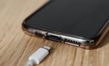 Para qué sirve el "agujerito" al lado del orificio para cargar el celular | Celulares