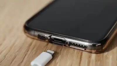 Para qué sirve el pequeño huequito al lado de la ficha de carga del celular. Dónde están los micrófonos del celular. Cómo saber si se dañó el micrófono. Para qué sirve el pequeño huequito al lado de la ficha de carga del celular. Dónde están los micrófonos del celular. Cómo saber si se dañó el micrófono.