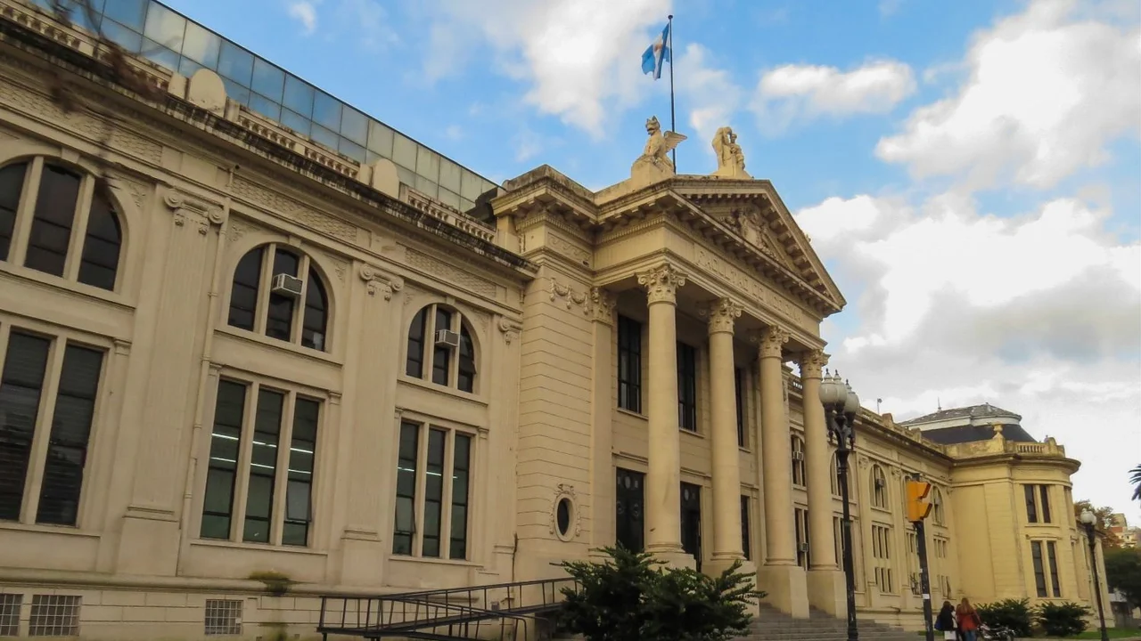 Alerta en la UNR: ya renunciaron más de 200 profesores por bajos sueldos