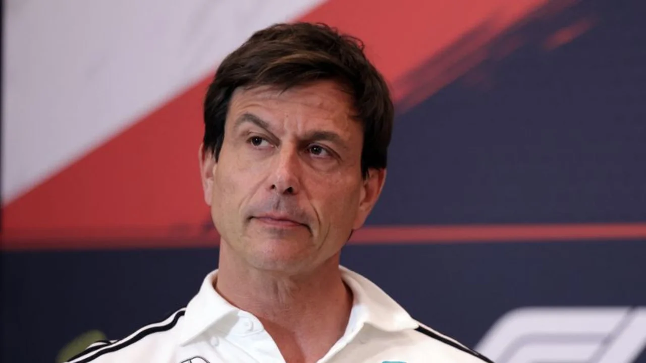Wolff resta importancia a rumores sobre llegada de Verstappen a Mercedes en 2026