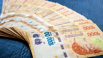 Dinero. Dinero.