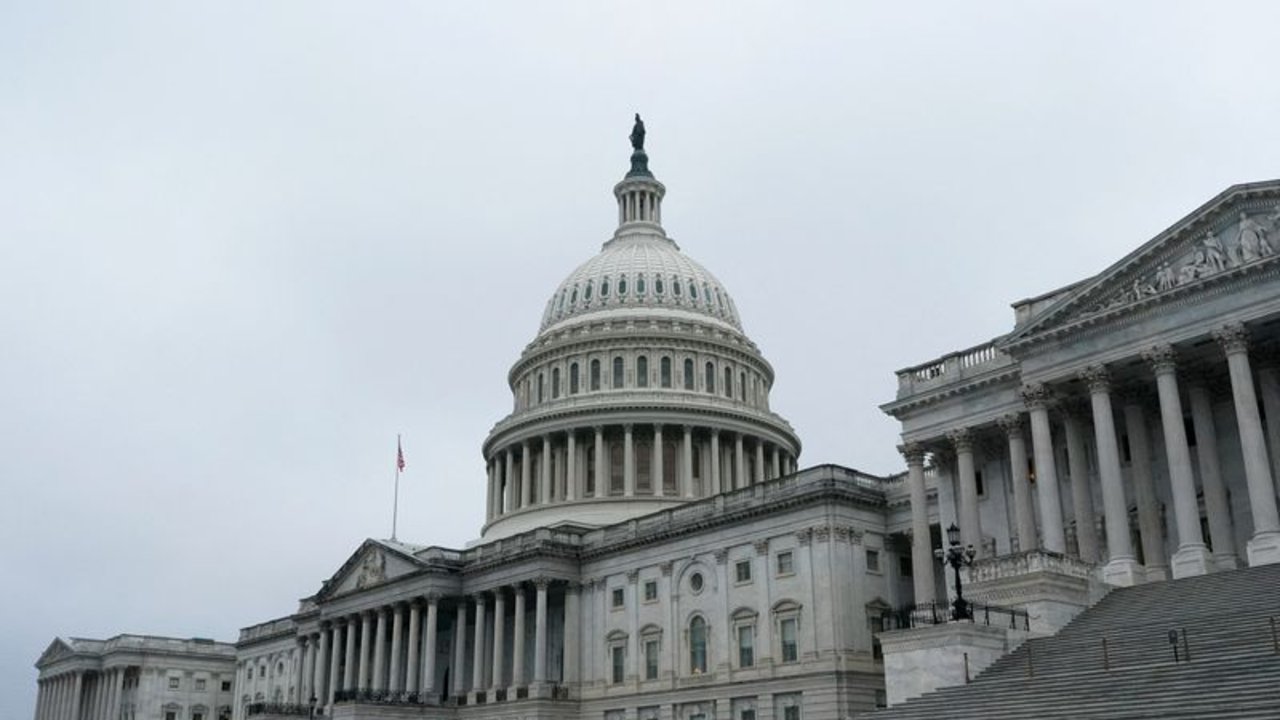 Republicanos del Senado EEUU revelan su versión del amplio proyecto de ley de recortes de impuestos y gastos de Trump