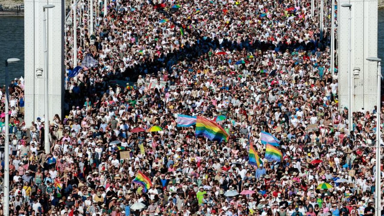 Budapest se llena de gente: desfile prohibido del Orgullo se convierte en concentración anti-Orbán
