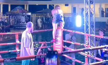 Insólito: ganó una pelea, festejó y casi muere electrocutado | Mma