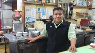 La Tayuela, un mítico café porteño con más de 40 años de historia famoso por sus sándwiches y su barra cóncava