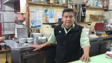 La Tayuela, un mítico café porteño con más de 40 años de historia famoso por sus sándwiches y su barra cóncava
