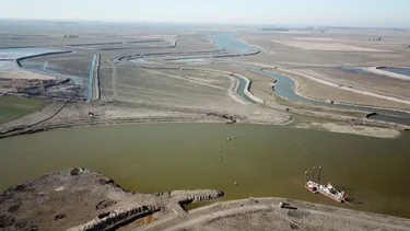 Milei frenó la obra de dragado del Río Salado contra inundaciones, pero recauda impuesto a la nafta que la financia