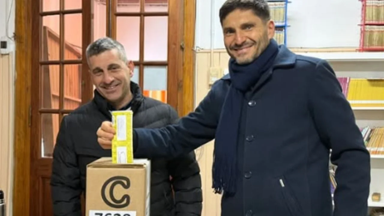 Maximiliano Pullaro votando
