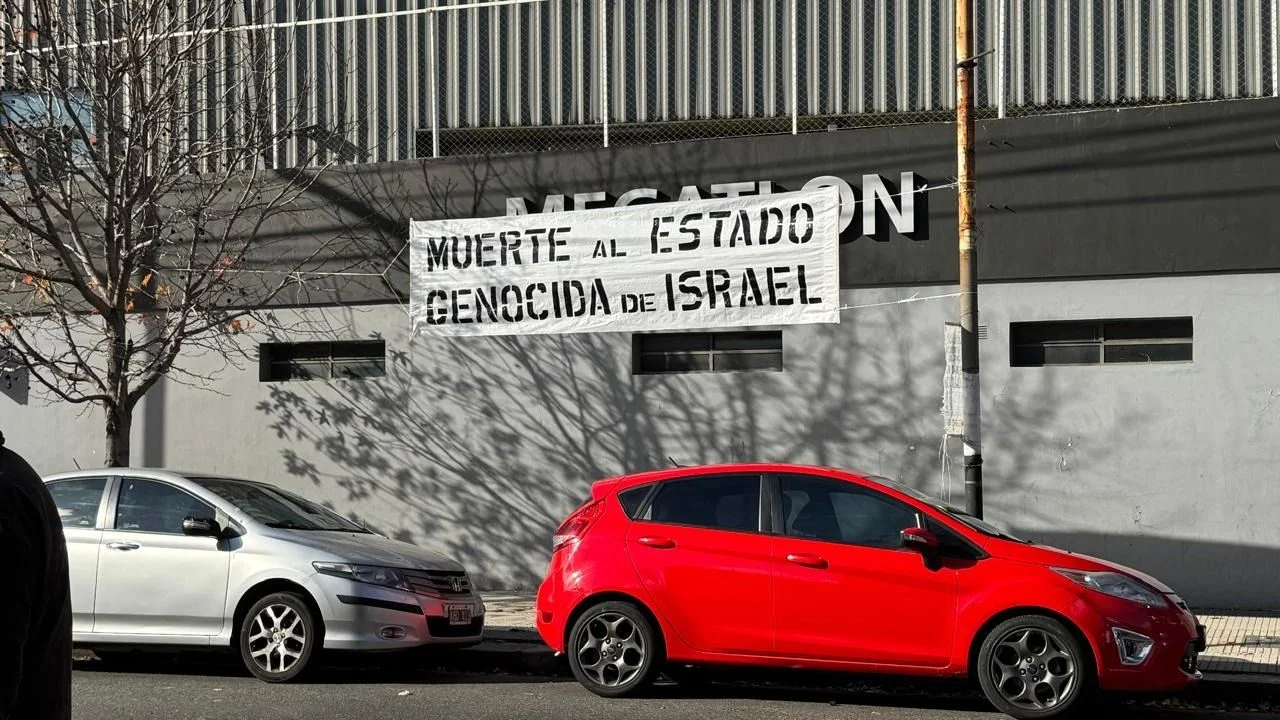 "Muerte a Israel": la bandera que acompañó los cánticos antisemitas de All Boys contra Atlanta