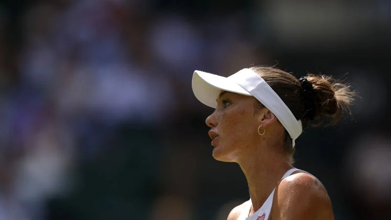 Sabalenka avanza a segunda ronda en Wimbledon, Jabeur se retira