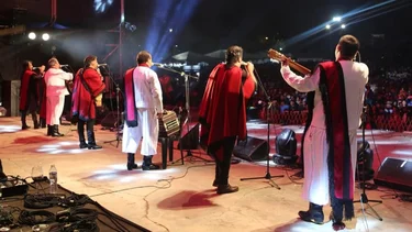 Conmoción en el folklore: un histórico cantante de aleja de los escenario y lo reemplaza su hijo
