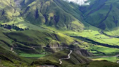 El pueblo de adobe con puerto para OVNIS y viñedos de altura que sorprende en Salta El pueblo de adobe con puerto para OVNIS y viñedos de altura que sorprende en Salta