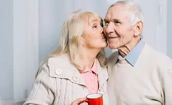 Cómo es enamorarse después de los 65 años: qué mitos derribar, según una especialista | Jubilados