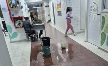 Desidia en el Hospital de Niños: denuncian filtraciones de agua en la sala de emergencias | Crisis sanitaria