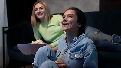 Dos jóvenes miran una comedia romántica en casa Dos jóvenes miran una comedia romántica en casa