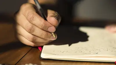 Persona escribiendo. Persona escribiendo.