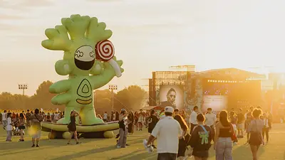 Escenario y mascota del Lollapalooza Escenario y mascota del Lollapalooza