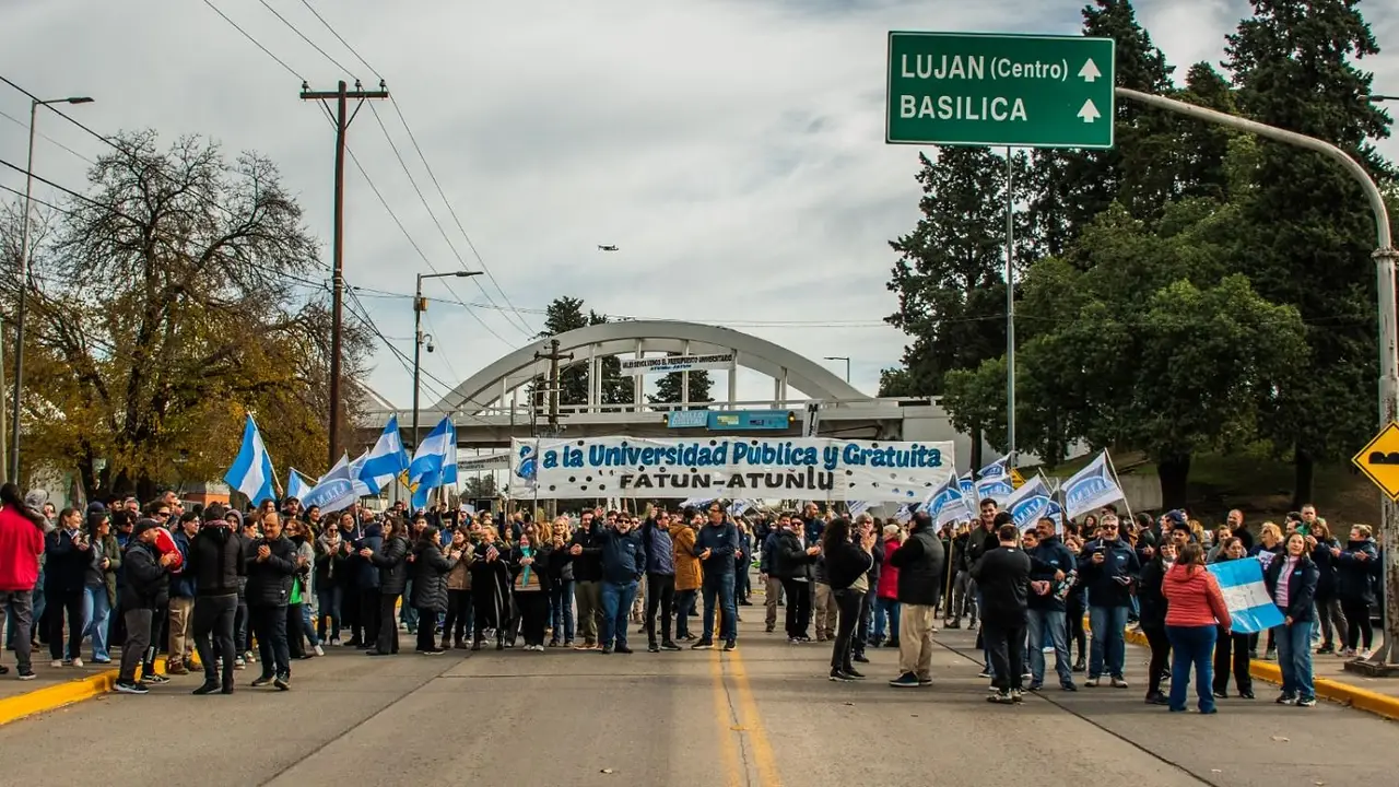 Financiamiento universitario: masivo reclamo nodocente en la ruta para que Milei cumpla la ley