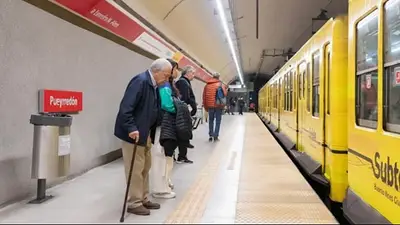 Jubilados en el subte. Jubilados en el subte.