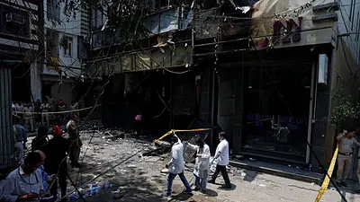 Al menos 21 muertos en un incendio en un hotel de Delhi, 18 de ellos extranjeros Al menos 21 muertos en un incendio en un hotel de Delhi, 18 de ellos extranjeros