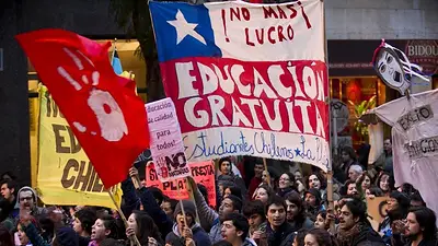 Miles de estudiantes marcharon contra Kast en Chile por los recortes en educación Miles de estudiantes marcharon contra Kast en Chile por los recortes en educación