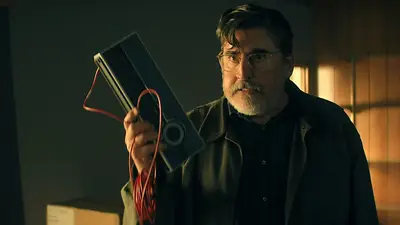 Escena de Alfred Molina en The Boroughs Escena de Alfred Molina en The Boroughs