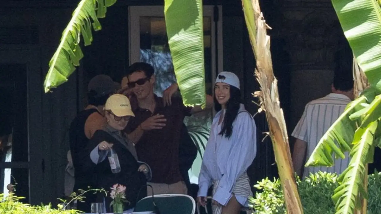 Recién casados Dua Lipa y Callum Turner llegan a Sicilia para las celebraciones de su boda