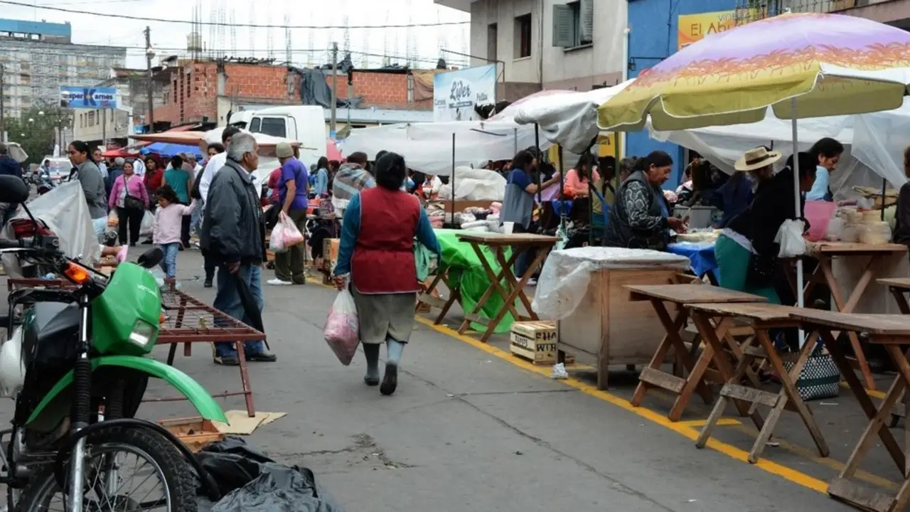 Los argumentos de los feriantes para rechazar el traslado se basan en la realidad económica de la periferia. (Foto: Somos Jujuy). 