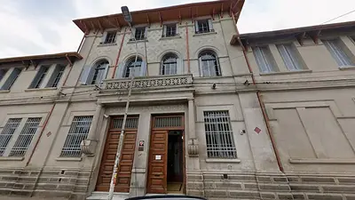 Violencia escolar: un alumno atacó a un profesor y le fracturó la mandíbula en una escuela de Tandil Violencia escolar: un alumno atacó a un profesor y le fracturó la mandíbula en una escuela de Tandil