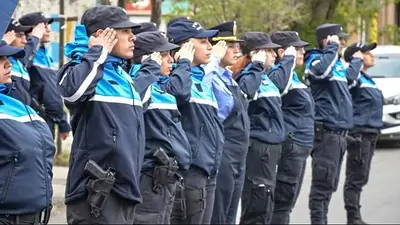 Frente a la falta de respuesta de Vidal, la Policía de Santa Cruz estalló y se acuarteló frente a la Casa de Gobierno Frente a la falta de respuesta de Vidal, la Policía de Santa Cruz estalló y se acuarteló frente a la Casa de Gobierno