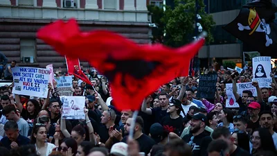 Recrudecen las protestas en Albania y prenden fuego la sede de la Corte Suprema Recrudecen las protestas en Albania y prenden fuego la sede de la Corte Suprema