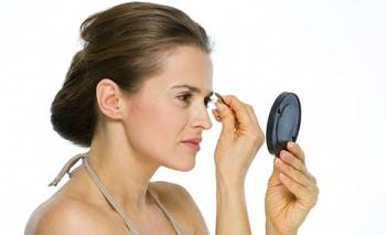 Te envejece: el error más común a la hora de depilarte las cejas | Belleza