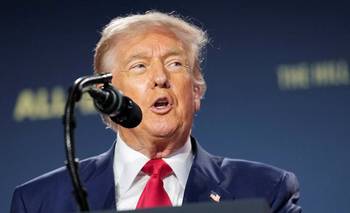 Trump dice que su equipo "estudiará" compra de participaciones en firmas de inteligencia artificial | Ia