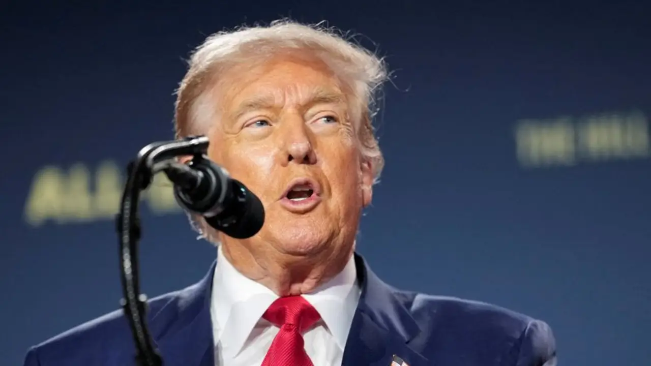 Trump dice que su equipo "estudiará" compra de participaciones en firmas de inteligencia artificial