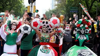 Ciudad de México trata de batir el récord mundial de la ola más grande antes del Mundial Ciudad de México trata de batir el récord mundial de la ola más grande antes del Mundial